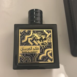Qaed Al Fursan Eau de Parfum - Snygg parfym med unikt mönster och gulddetaljer. Eau de Parfum, tillverkad i U.A.E. 80% vol. Perfekt för dig som vill sticka ut med en flaska som drar blickarna till sig. Den är knappt använd ungefär 98% kvar så den är nästan helt ny. Box ingår. Köpte den för ungefär 300kr, säljer för 200kr