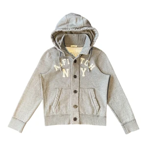 Abercrombie & Fitch Huvtröja  - Abercrombie and Fitch Huvtröja i storlek M. Jag på bilden är 180 cm. Mått: armhåla till armhåla - 53 cm, längd - 58 cm. Skriv för fler bilder och frågor!