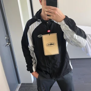 Corteiz vindjacka - Oanvänd corteiz windbreaker, skick 10/10🙌 Storlek S Skriv vid frågor, lägre pris vid snabb affär