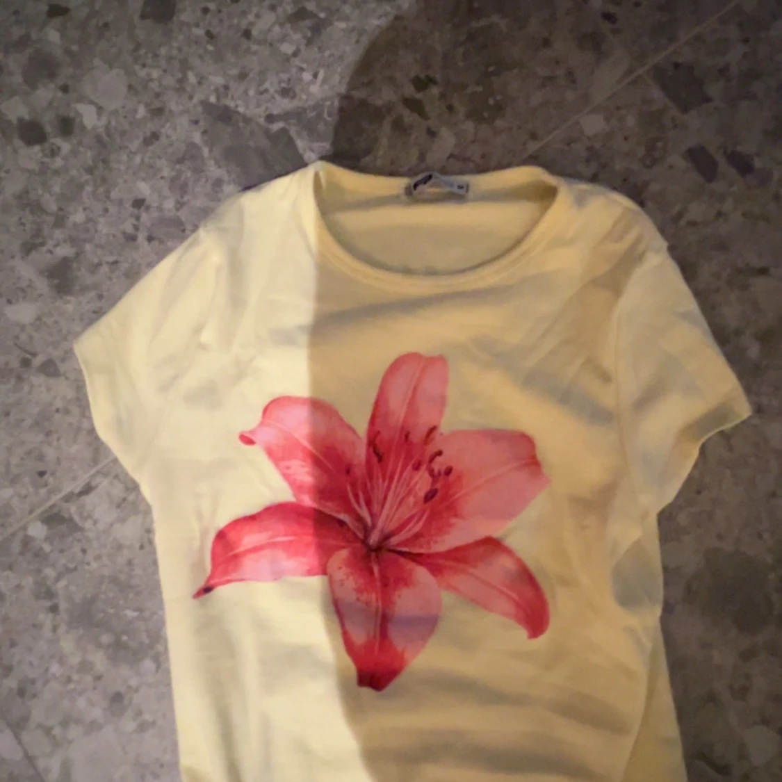 Gul t-shirt med röd blomma 🌸  - 2