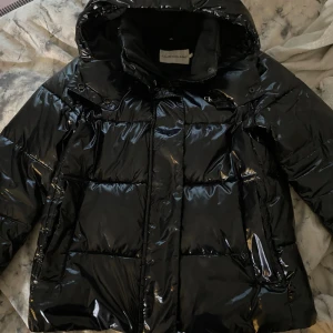 Svart pufferjacka från Calvin Klein - Säljer denna jacka eftersom den inte kommit till användning. Inga tecken på användning. skriv för fler bilder eller frågor💕