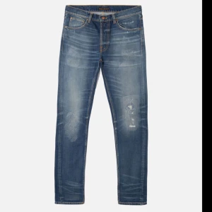 Nudie Jeans Lean Dean Yesterdays News W30/L32 - Säljer ett par extremt sällsynt Nudie Jeans Lean Dean i tvätten Yesterdays News. De är snygg blåtvätt med snygga slitningsdetaljer. Modellen är straight/slim och har en klassisk femficksdesign med dragkedja. Jeansen är stretchiga och komfortabla. Jeansen är total slutsålda överallt. Köpta på Nudie Jeans. Nypris ligger på 1800 kr. Jeansen är i superfint skick, säljer då det blivit för små för mig. Kontakta mig privat för fler bilder på jeansen. Kvitto finns och medkommer vid köp. 