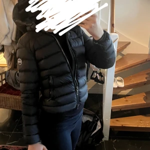 Tvärgo COLMAR JACKA - COLMAR JACKA FYND!!!!!  Säljer min älskade colmar jacka. Letar en varm å as snygg vinterjacka? Se hit!!!! Väldigt sparsamt använd, använd 1 vinter inga tecken på användning. Storlek 40 ( i colmars storlekar) Ladies Down Jacket (varmaste vintermodellen)  Obs ska lägga upp ännu mer och bättre bilder inom kort! Nypris: 5999kr Mitt pris: 2999kr (!!!)  Jackan passar alla som har XS-M och är under 175❤️ (jag är 177 och den börjar bli lite lite för liten för mej)  Tveka inte på att höra av dig!