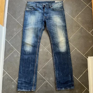 Vintage Diesel jeans - Säljer ett par riktigt feta Diesel SAFADO jeans för en schysst pris. De har en skön passform och har dessutom en sjukt skön tvättning. Om de finns några frågor är de bara att ställa!!