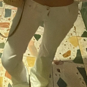 Vita cheap monday jeans - Snygga vita jeans med bootcut och låg midja🤍dom är slutsåld🤍