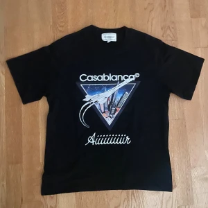 Svart Casablanca t-shirt med tryck - Svart t-shirt från Casablanca Tennis Club i storlek S men passar även som M. Använd ett fåtal gånger, så gott som ny.