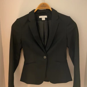 figursydd kavaj/blazer - jättesnygg kavaj/blazer från h&m som tyvärr köptes i fel storlek, helt oanvänd utan prislapp! 