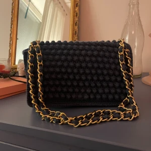 Marinblå stickad axelväska med kedja - Supersnygg mainblå handväska med kedja, ändats använd 1 gång!!