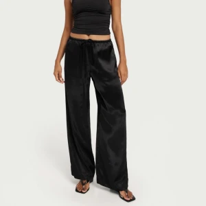 Lågmidjade satin byxor💕 - (Nypris 500 kr)