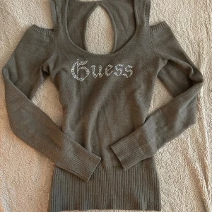 Guess tröja  - Guess tröja i brun färg i superfint skick, inga stenar saknas🫶🏼 Off shoulder ärmar och tajt passform. Skriv vid frågor!