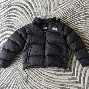 The north face jacka - Fräsch The North Face jacka i riktigt snygg design ❄️🧥 Perfekt för både vardag och chill ute, håller dig varm utan att kännas klumpig. Kvalitetsmaterial och ikoniska TNF-loggan gör att den alltid sitter clean och stilren 😮‍💨✨  Passar dig som vill ha en stilren, skön och funktionell jacka för alla väder. Inga konstigheter – bara bra vibe och bra skick ✅  Skicka DM om du är intresserad 📩🔥 