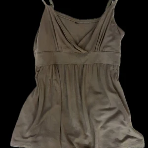 baby doll top - Säljer mammas gamla babydoll top, vet tyvärr inte vart den är ifrån eftersom lappen är avklippt. Tröjan har en liten lös tråd på bild 4, skriv om ni har frågor!