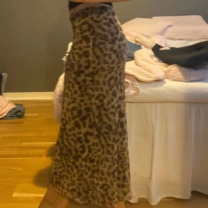 Leopardmönstrad långkjol i brun - Säljer en snygg långkjol med leopardmönster i olika bruna toner