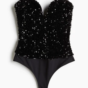 Body - Snygg svart glittrig body som aldrig är använd med prislapp💕Helt slutsåld på hemsidan