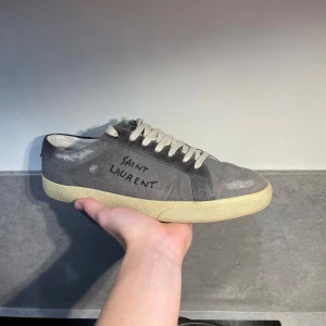 Saint Laurent skor  - Säljer nu ett par skit snygga YSL skor i mycket bra skick! 👂🏻Box & dustbag medföljer👂🏻Storlek 43 men sitter bra på 44! Skriv vid minsta lilla prisförslag eller fundering!🤩