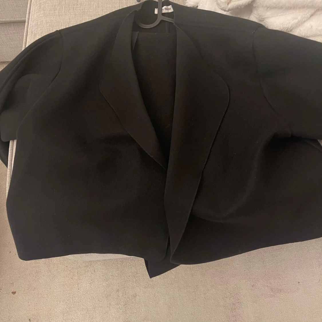 Svart omlottkavaj med bälte