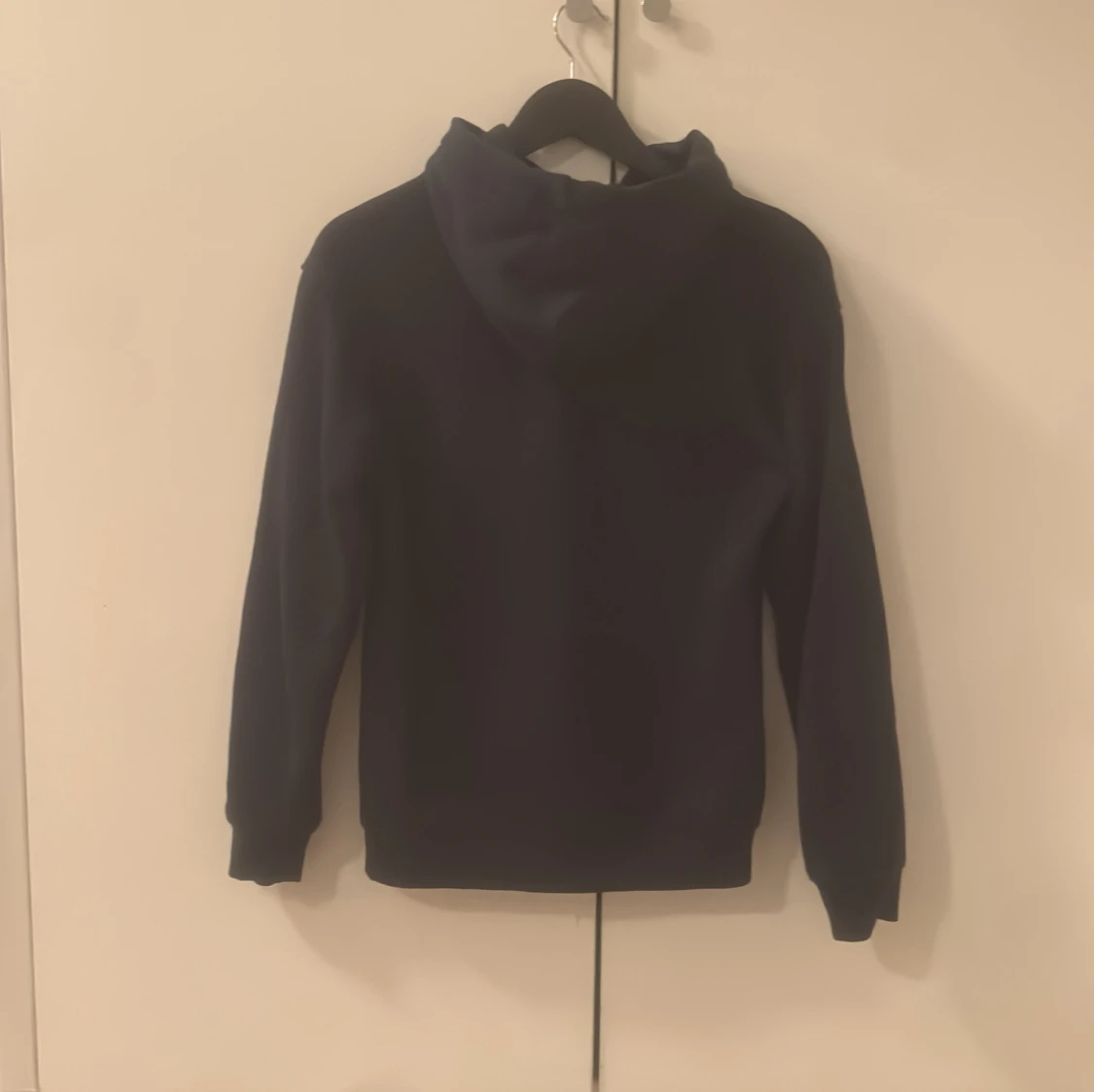 Mörkblå hoodie - 1