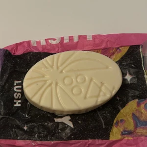Massagekaka från Lush - Coconut drench massagekaka från Lush, testat några gånger på handen. Tappat den på golvet en gång därav har den en skada vid sidan, annars är den inte använd mycket alls. 🥥💗