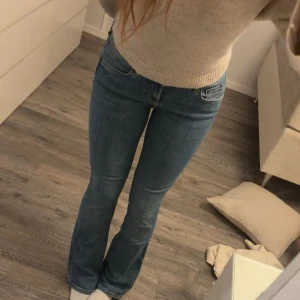 Lågmidjade jeans Zara - Snygga blå lågmidjade jeans från Zara med klassisk bootcut passform. Jeansen har en skön och normal passform. Skulle även säga att de passar storlek 36/S. 
