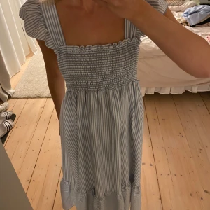 Randig långklänning - Super söt sommarklänning!! Aldrig använd - helt i nyskick💕