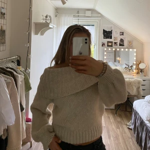 Beige offshoulder stickad tröja - Supermysig beige stickad tröja från gina tricot