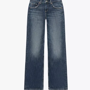 Blå wide jeans med hög midja - Snygga blå jeans med breda ben och hög midja. Jeansen har klassisk femficksdesign, ljusare tvättade partier framtill och raka sömmar. Perfekt för dig som gillar en avslappnad och trendig look med lite retrovibbar.