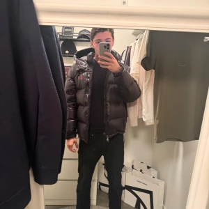 Svart pufferjacka från Polo Ralph Lauren - Säljer en svart pufferjacka från Polo Ralph Lauren, skicket är som nytt. Ny priss ungefär 5000-6500! Man får med en mörkblå box!