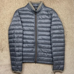 Herno jacka ljusblå - Herno jacka ljusblå | Skick: 8/10 (lagad necktag med tejp) | Storlek: 48, fits S | Pris: 1599 kr | Tillbehör: Inget | Fler frågor? Hör av dig isåfall!