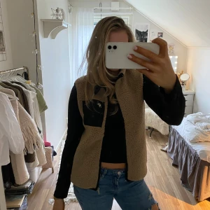 Skit snygg teddy väst - Skitsnygg teddy väst. Kan diskutera pris