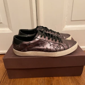 Saint Laurent skor - Säljer ett par riktigt snygga saint Laurent skormed stjärnor, de är i storlek 43. Vid någon fundering är det bara att skicka ett pm!