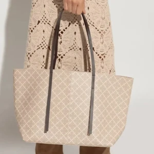 By Malene Birger väska - Säljer denna Malins birger väska, då den inte kommer till användning längre. Den är sparsamt använd, men har några defekter (fråga om bild)❤️nypris: 3100, mitt pris: 2400. Modellen heter Abigail printed tote bag