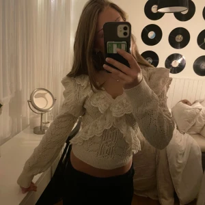 Beige stickad tröja med spetsvolanger - Jätte söt stickad tröja! 