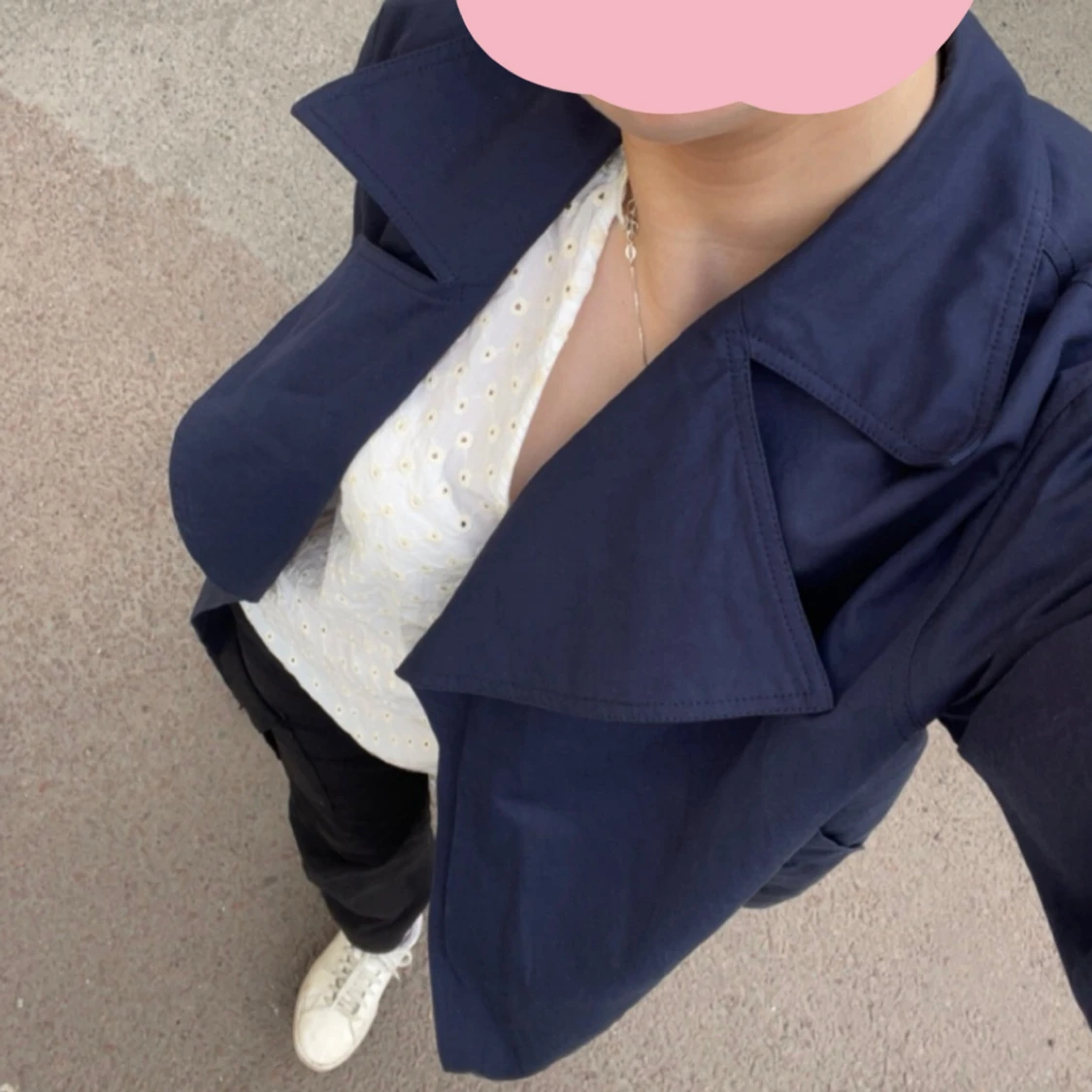 Mörkblå trenchcoat med bred krage - 1