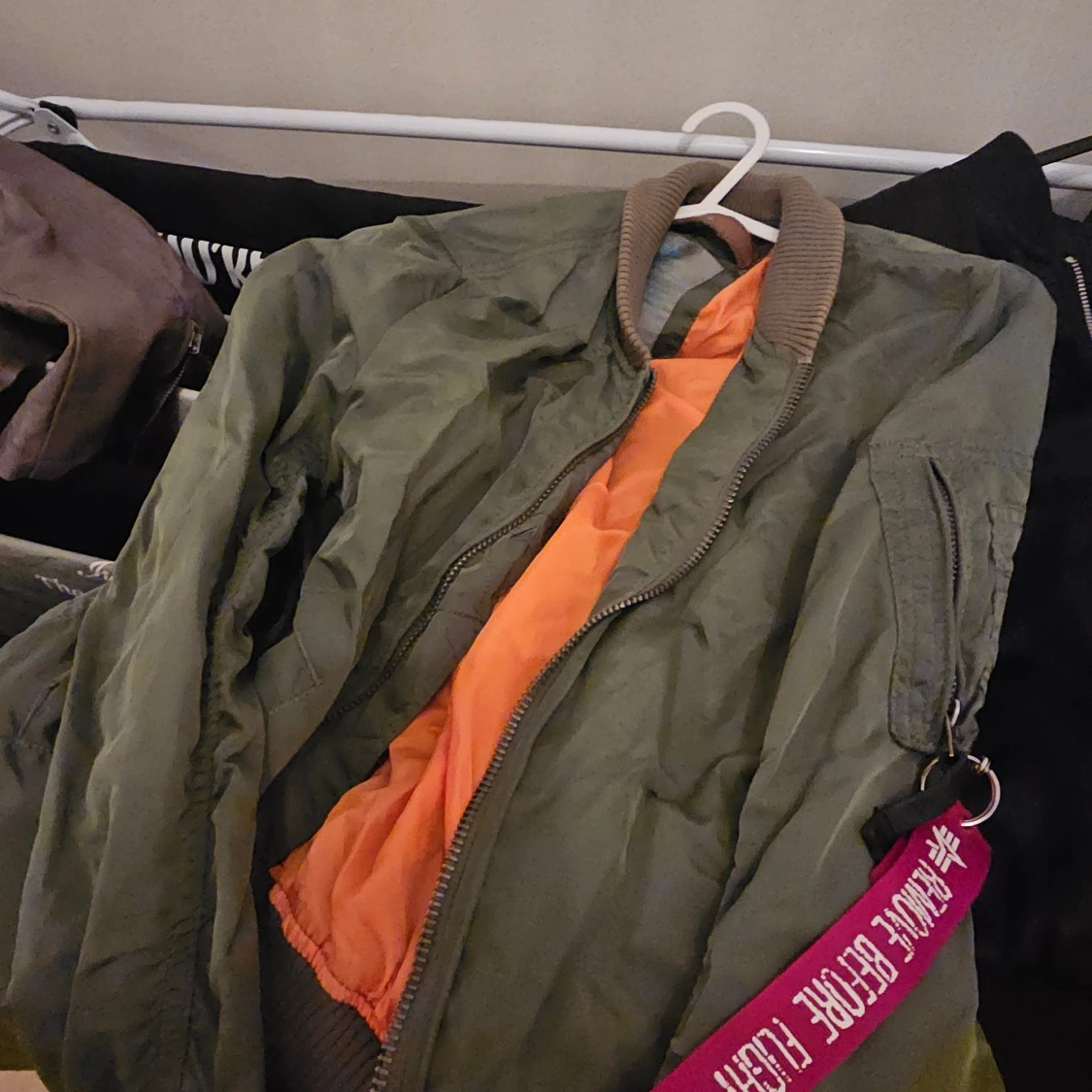 Grön bomberjacka med orange foder