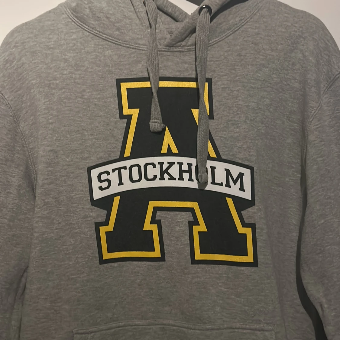 Grå hoodie med AIK Stockholm-tryck - 1
