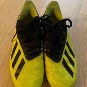 Fotbollsskor adidas - Fotbolls skor från adidas i en grön/gul färg storlek 37 1/2 säljer skorna då dom inte passar