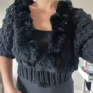 Kofta med päls  - Fin kofta som både kan användas till vardags men även mer festliga tillställningar! 