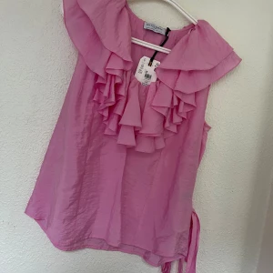 Rosa volangblus  - Rosa blus med volanger 💕finns ett hål, var där när jag köpte den!