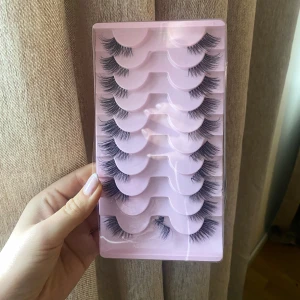 Svarta lösögonfransar - Säljer ett set med svarta lösögonfransar. Fransarna är täta och har en snygg böj för extra volym och längd. Perfekt för att få en dramatisk och glamorös look. Superenkla att applicera och passar till alla tillfällen. Ett par använd som syns.