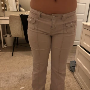 bootcut jeans - Säljer dessa jätte fina jeans/kostymbyxor ifrån hm då dom inte kommer till användning. Har använt dom ca 2 gånger så dom e som nya. För referens e jag 164 cm och dom går i golvet på mig. Dom e hyfsat strechiga och passar S-M.