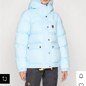 Ljusblå pufferjacka från Fjällräven - SÖKER!! Kontakta mig om ni har denna. Kan tänka mig att byta mot min svarta fjällräven också !!