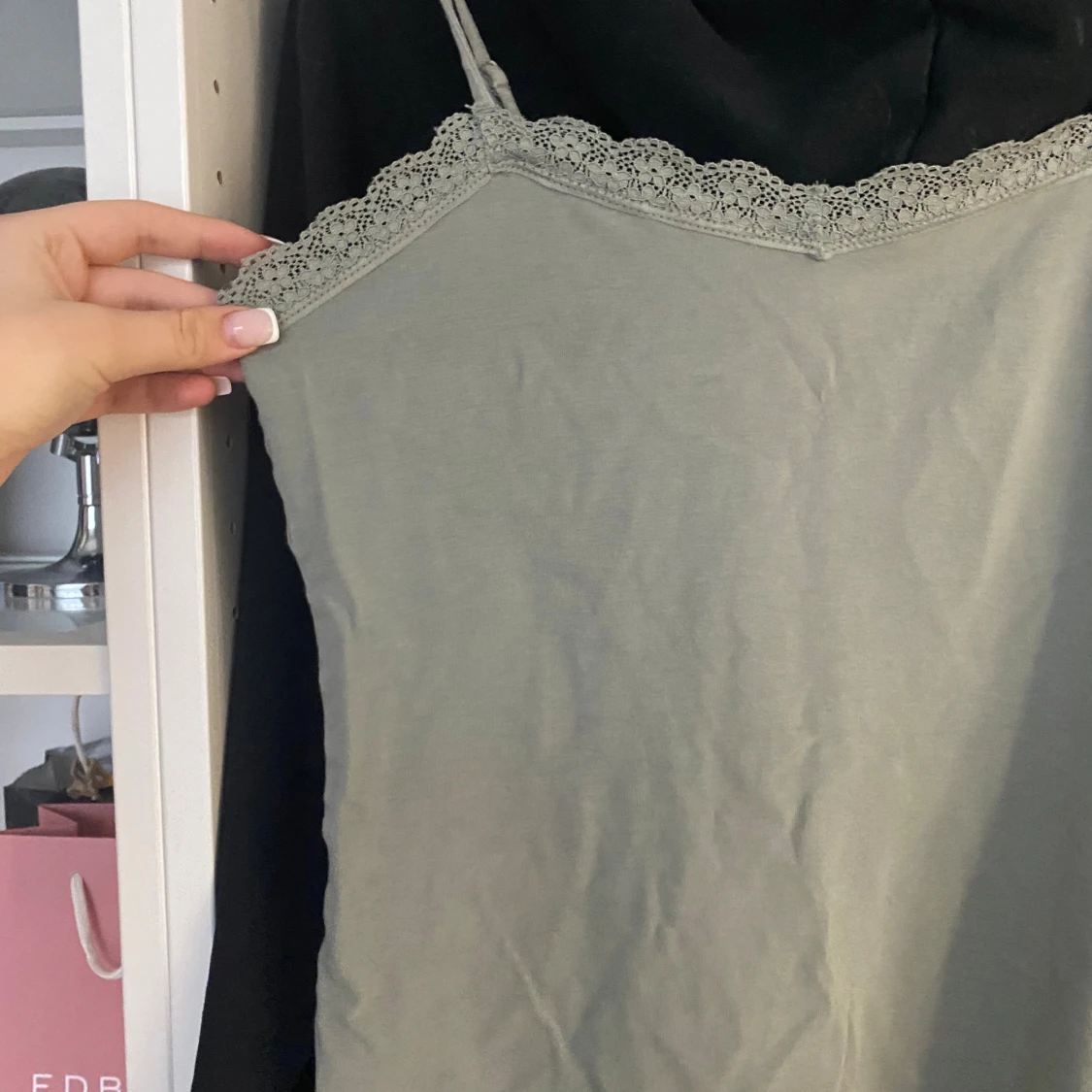 Ljusgrön linnetopp med spetskant