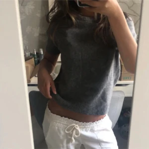 Stickad T-shirt - Säljer en grå stickad t-shirt från Zara i strl. S. Så mysig!🩶