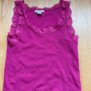 Rosa spetslinne  - Säljer en rosa linnetopp med spets i storlek M💕