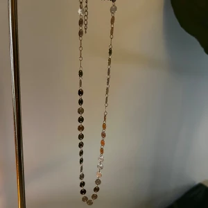 Halsband med färgade pärlor - Halsband i guld🌟