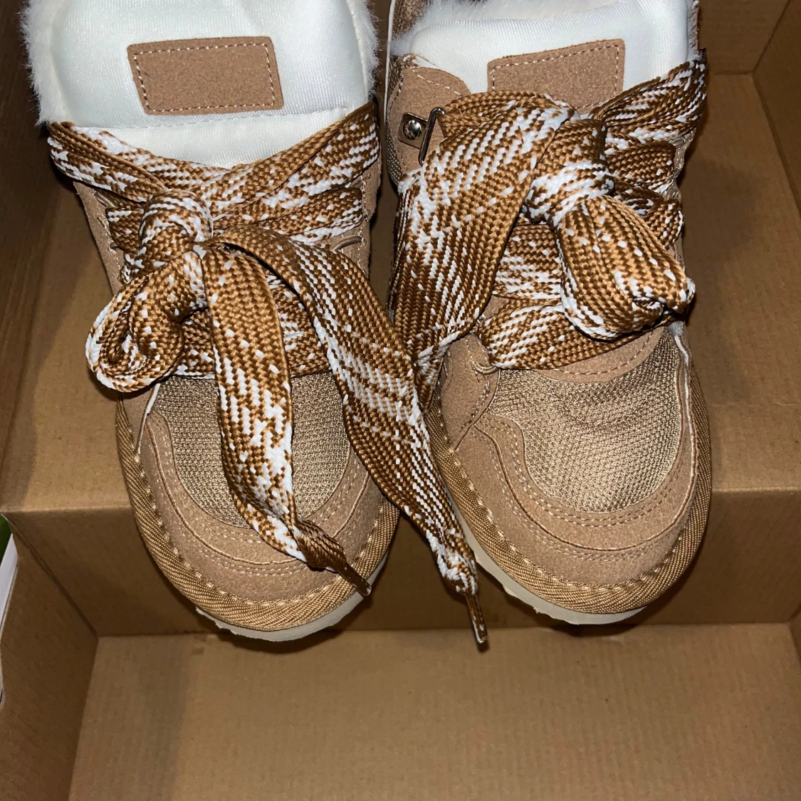 Beige sneakers med pälsfoder - 1