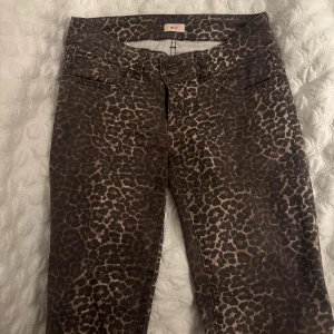 Lågmidjade leopard jeans  - Knappt använda 