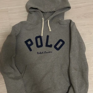 Ralph lauren hoodie - En riktigt fet ralph lauren hoodie, bra skick och bra kvalitet, riktigt schysst nu inför vintern. Säljer för 875 och ny ligger på 1900. Använt några gånger bara