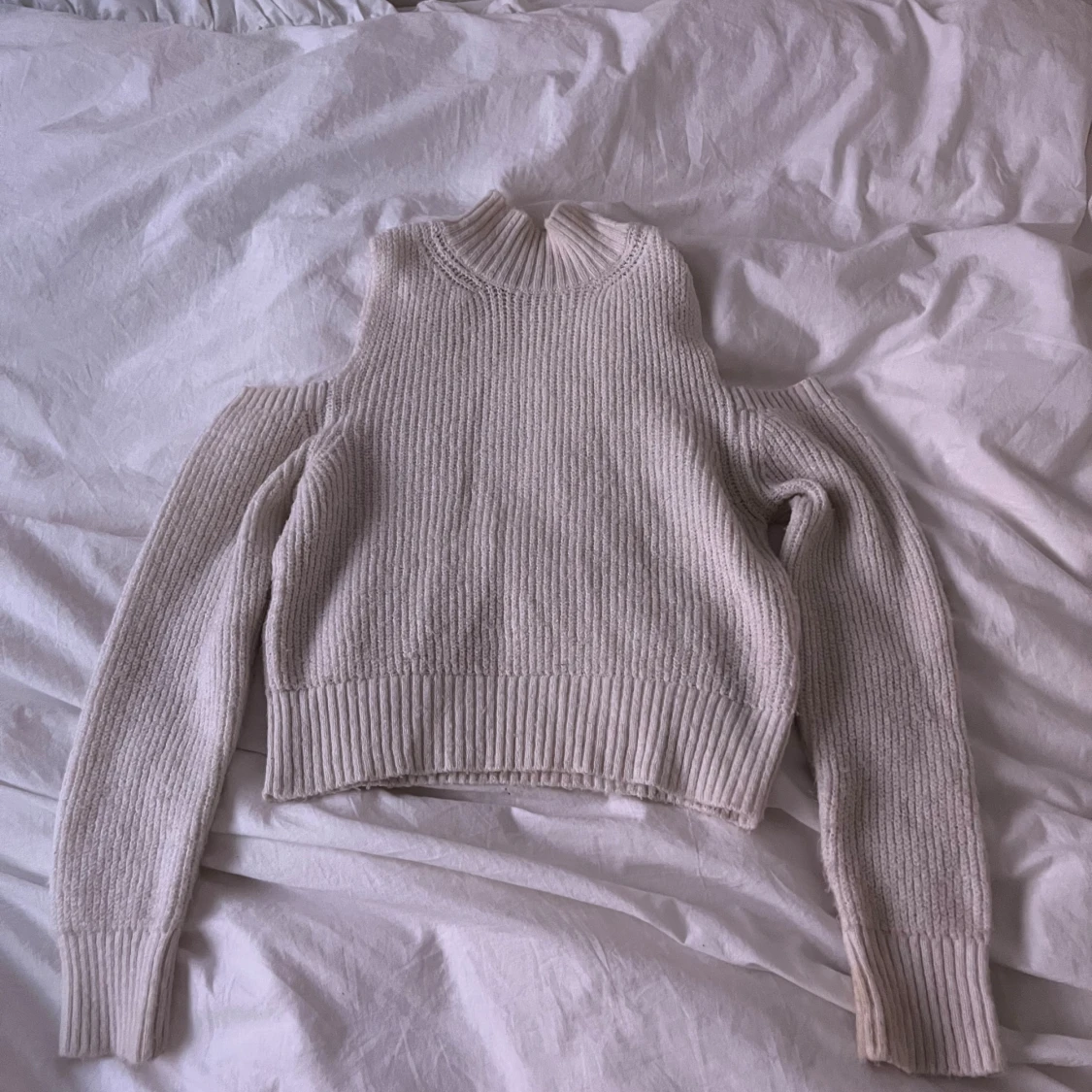 Tröja med hål på axlarna - 2