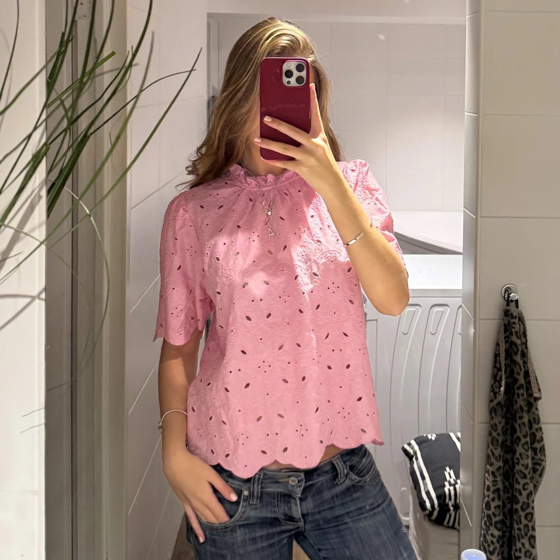 Rosa blus med broderade detaljer